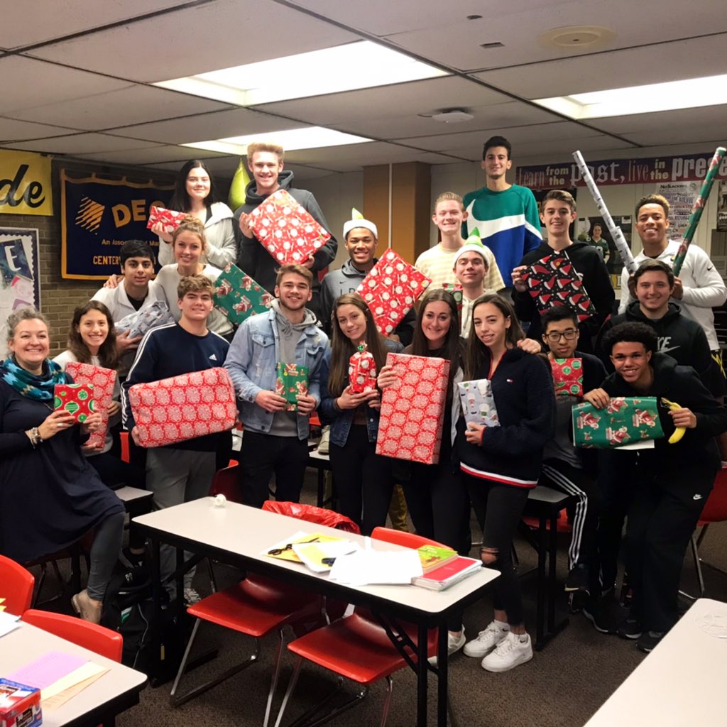 CentervilleDECA's tweet photo. ๐Welcome to our Workshop๐
#adoptafamily #elkpride #elfpride #epnd #chsmarketingfamily #seasonofgiving #busyelves #santashelpers @TheHerdCHS https://t.co/8qggNMM7Yq