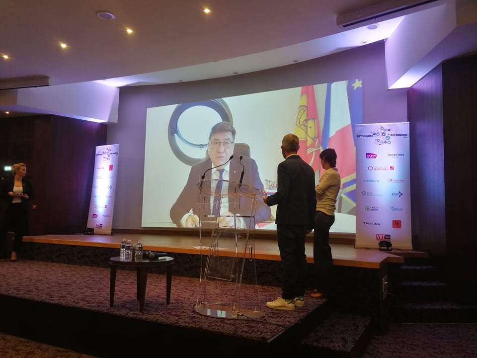 VRTmag's tweet photo. #PalmaresVRT2019 👏 🏆Félicitations à la métropole de @montpellier_ qui remporte le prix Ville connectée et automobile pour son son application mobile #multimodale "M'TICKET TAM" remis par @MariehelPoingt Rédactrice en chef de @VRTmag👏 🏆

#mobilité #transports https://t.co/iYv6n01oup