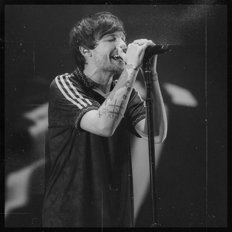 104 days to goProudness for Louis grows more and more as the days go by. I have so much admiration for Louis on how he’s grown as a solo artist. Next year is the year where Louis will shine bright on his very own solo tour performing his very own album he worked hard on!!