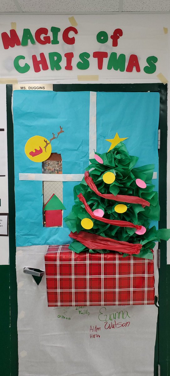 DugginsClass's tweet photo. Door decorating contest, #studentsdidgreat #onwarddragons @DeSotoJH https://t.co/eFYJDhbbSa