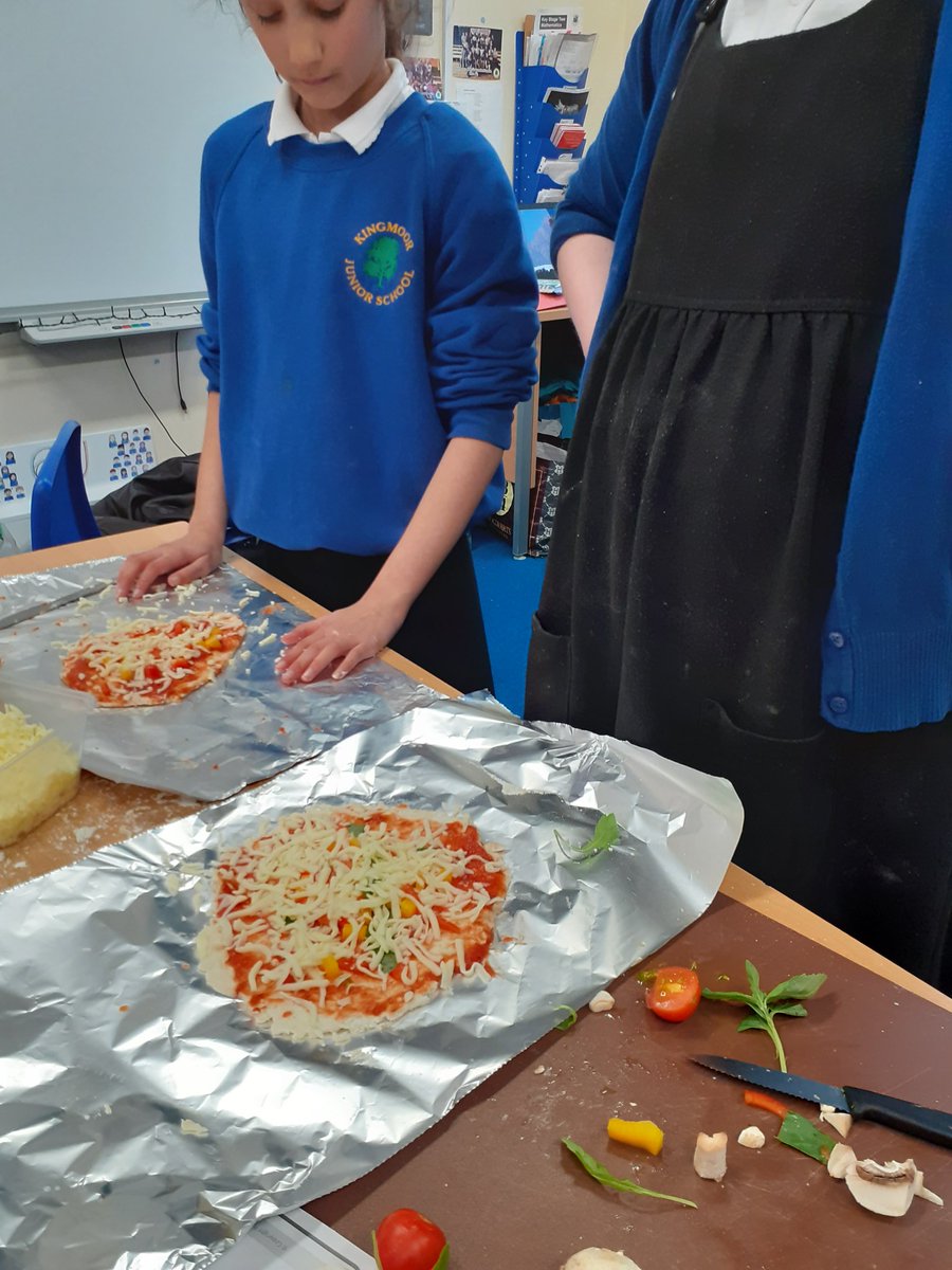 PhunkyCarlisle's tweet photo. Fantastic day with 84 year 6 pupils all making pizza today made with a SR flour and yogurt base and veggie toppings. Some great skills and team work today. Well done. Treat for tea tonight. #phunkycarlisle#kingmoorJuniors#healthyfoodforkids#phunkyfoods##havefunwithfood https://t.co/clhyynV2RS