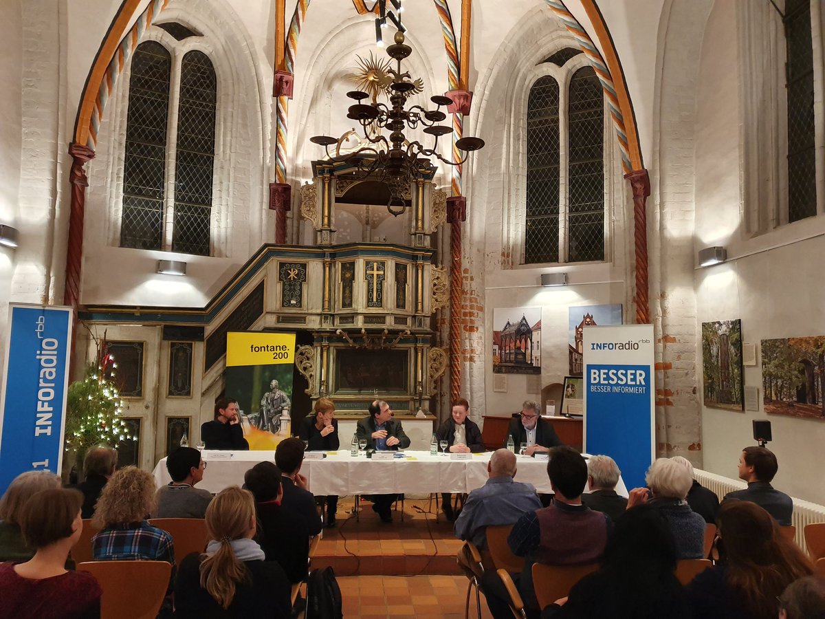 Volle Siechenhauskapelle in #neuruppin beim #fontane Forum des @rbbinforadio. Auf dem Podium: Jens-Peter Golde (Bürgermeister NP), Lara Kirschnick (eff.i19), Harald Asel (Moderation), Dr. Martina Münch (Kultusministerium #Brandenburg a.D.), Prof.Dr. Peer Trilcke (<a href="/FontaneArchiv/">TheodorFontaneArchiv</a>)