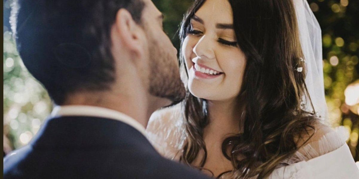 SoyCarmin's tweet photo. #Mujer Yuridia se casa en secreto y usa el vestido de novia más espectacular que has visto https://t.co/LQDvk973F1 #Mujeres #Chicas https://t.co/Ugd9huqTyp