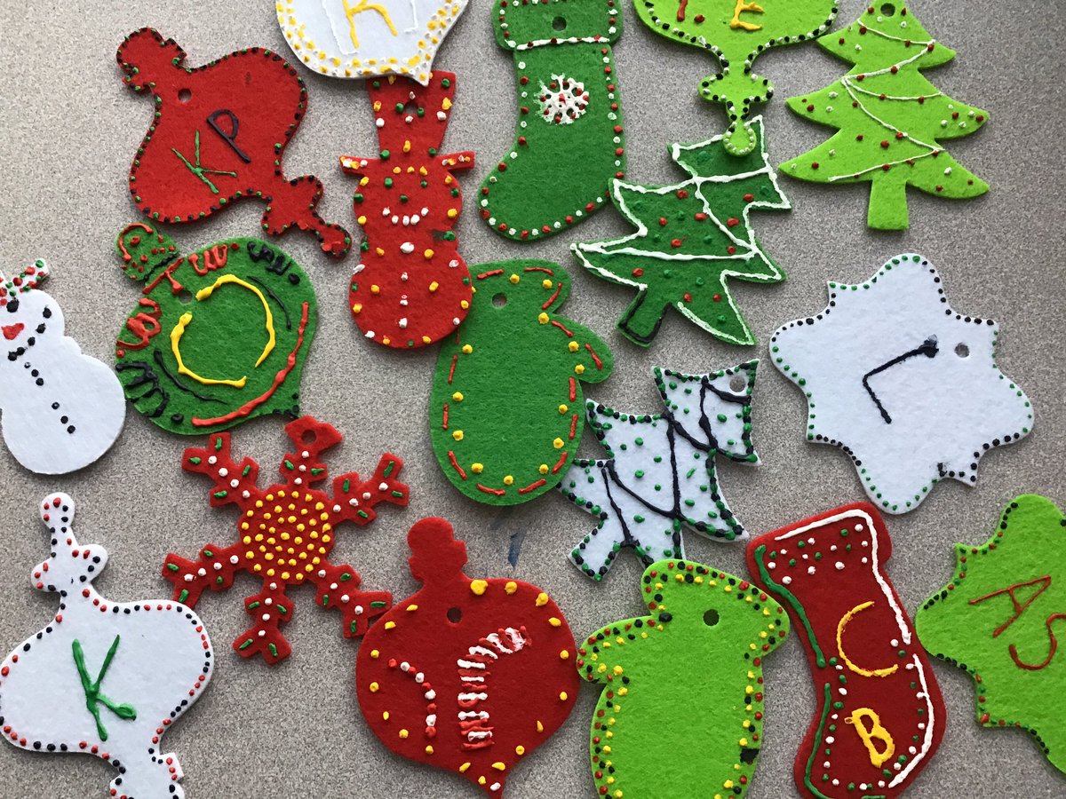 Nous sommes fiers de nous. 😁
Nous avons préparé un cadeau de Noël pour chacun des 34 résidents de la maison de retraite que nous visitons.
La classe