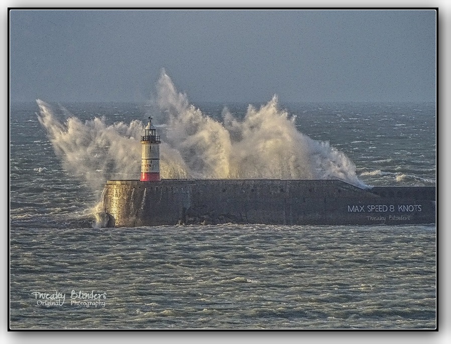 TweakyBlinders's tweet photo. @bbcsoutheast @BBCSussex @Kate_Kinsella @Weatherwithlucy @SussexLifeMag @SussexWeather @NewhavenMarine @hairymash @holycow_seaford @pad2pad #newhaven #lighthouse #TweakyBlinders https://t.co/3KSnOGMrbI