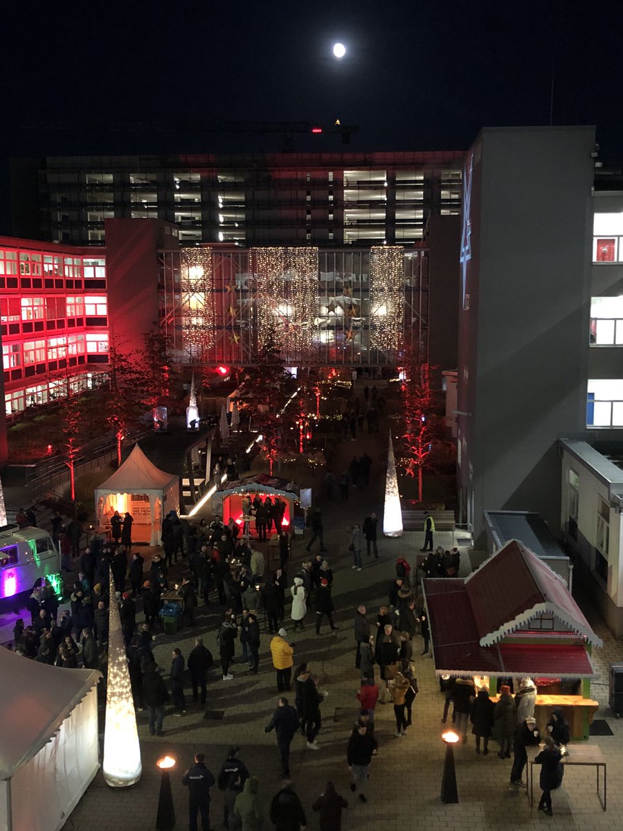 Meine Lieblingstradition bei <a href="/otto_de/">OTTO</a>? Auf jeden Fall unser Weihnachtsmarkt! 🎄 Schmalzkuchen, Glühwein, Zeit mit Kolleg*innen und Spenden für den guten Zweck - das geht ans ❤️🤗 #Weihnachten