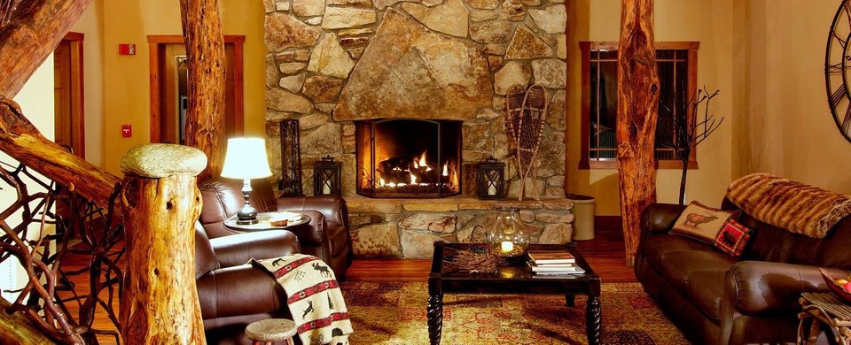 VisitRCNC's tweet image. If cozy were a room, it would be the lobby at @the_esmeralda_inn. 🔥☕From an NYE Dinner to spa weekends, to check out all the snuggle-worthy events Esmerelda as in store this winter.