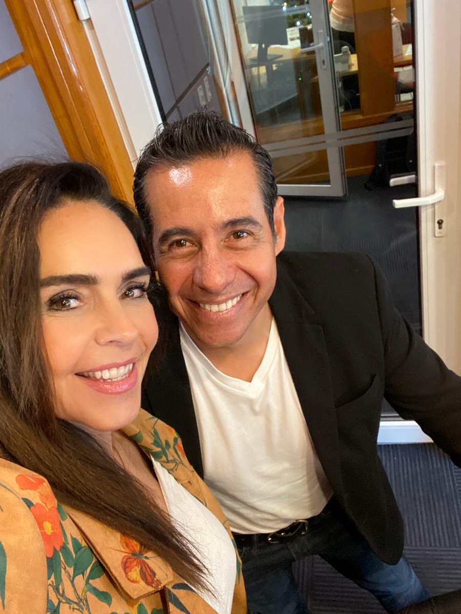 Enlace_Integral's tweet photo. @SofiaEnTuRadio y @YordiRosado con transmisión en vivo desde 88.9 noticias, presentando su #nuevolibro "Sin pretextos, cambia el pero por el puedo". 
•
Síganos en Instagram: enlace_integral https://t.co/gooNMx4px5