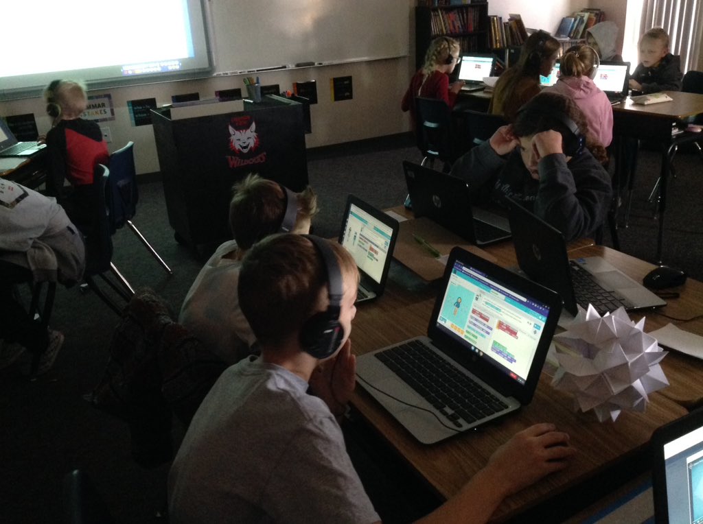 MrThieme's tweet photo. Hour of code in full effect in our class.  Students gaining 21st century skills in coding and computer science.

@CrimsonViewCats @washk12 https://t.co/OVGEuDThlj