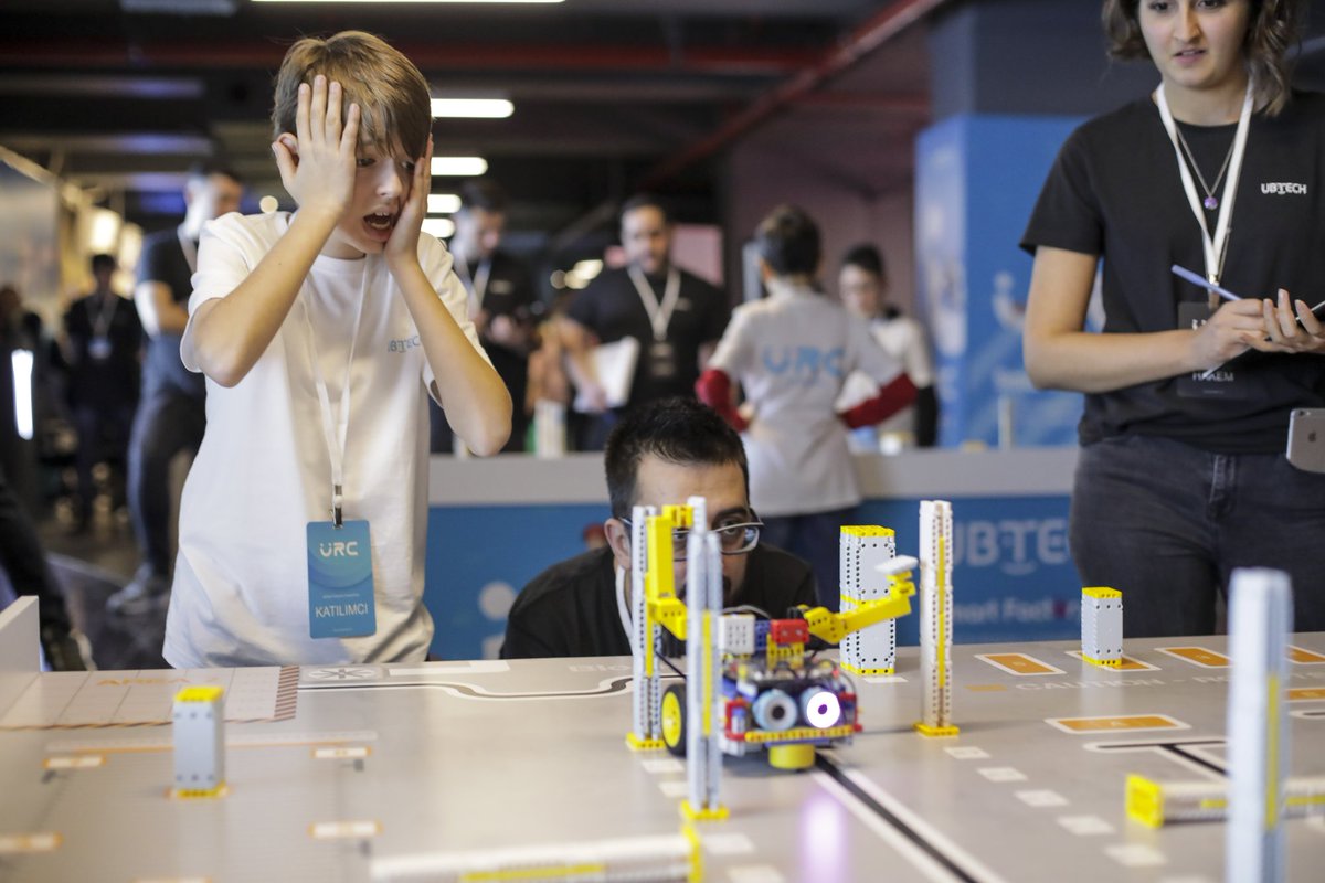alicankzn's tweet photo. #UBTECH ‘in Türkiye'deki ilk turnuvası olan @UBTECHRobotics Competition’da (URC) hakem olmak güzel ve heyecan verici bir deneyimdi👋 Bu fırsatı bana sunan hocam @ilker_eris çok teşekkürler 👍🏻💻🤗 #urc19istanbul @egitekder #robot #ai https://t.co/BjZ5Ezrflh
