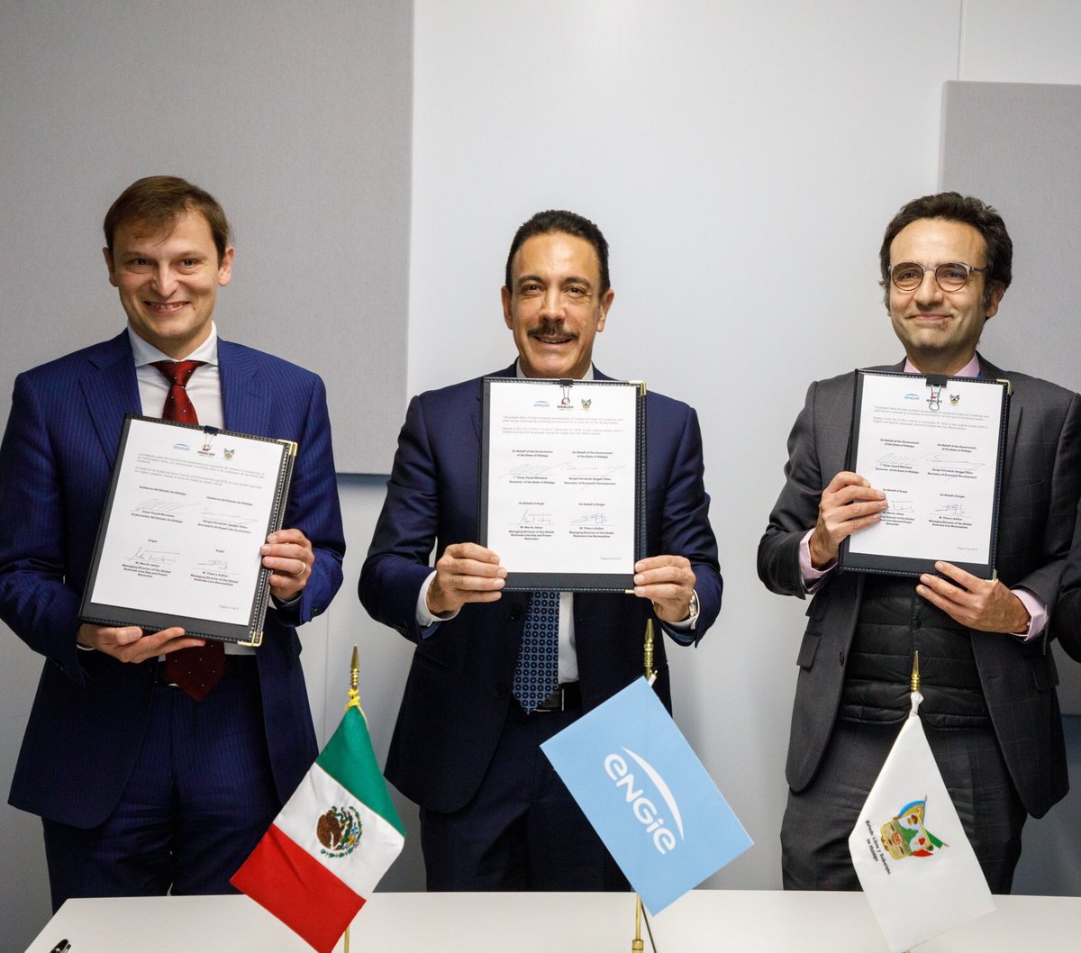 omarfayad's tweet photo. Firmé en Francia un convenio de inversión con la empresa @ENGIEgroup 🇫🇷, por un monto de 2,300 millones de pesos para 2 proyectos en Hidalgo; uno en distribución de gas natural y otro de energías renovables que generará 185 Megawatts (MW). https://t.co/zoV7541KjB