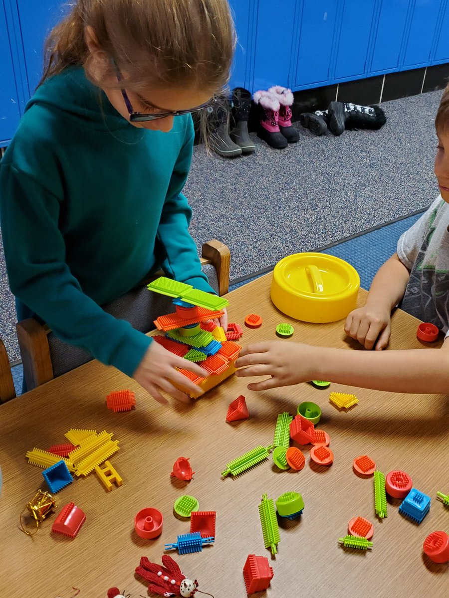 MrsJowkar's tweet photo. 2nd graders testing how many ornaments their trees will hold! #GLCSExCEL #GLCSKellogg #STEMTREE #BrainFlakes #collaborate #strategy https://t.co/63EP7yFfmq