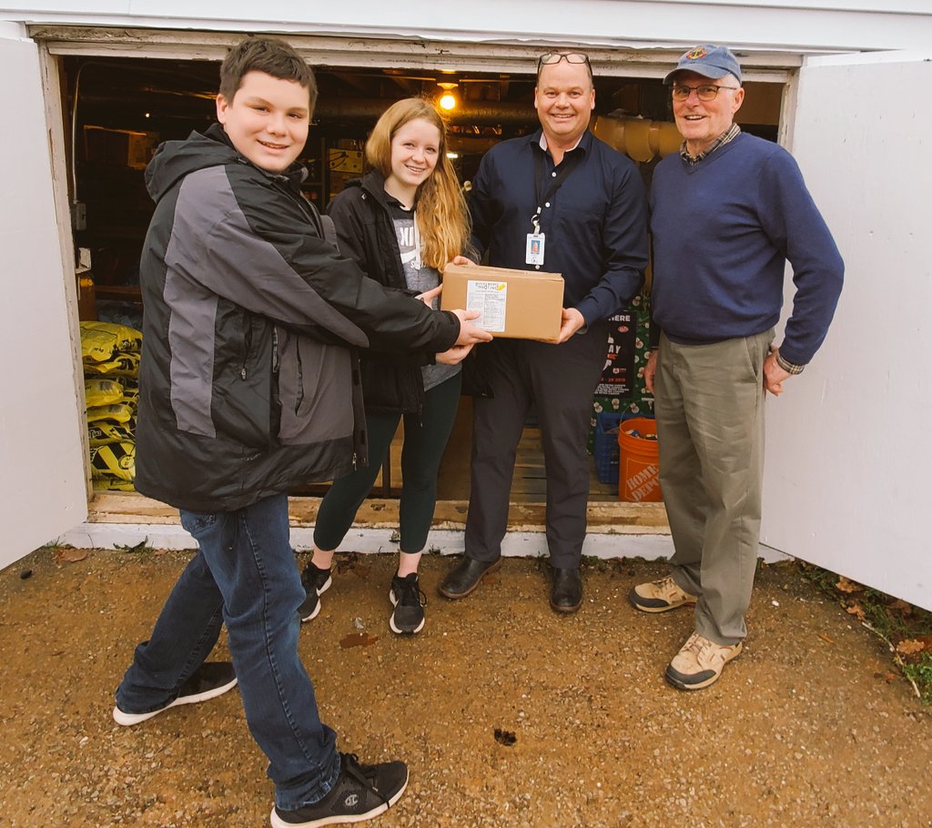 stoneparkschool's tweet photo. This morning we made our delivery of 3500 meals (Soup) to the Upper Room Ministry. Rhylan and Bella were a tremendous help throughout. Great examples of Empathy, Kindness, Work Ethic, Respect and Responsibility. #TigerStripes https://t.co/Fl5tzS7NnW