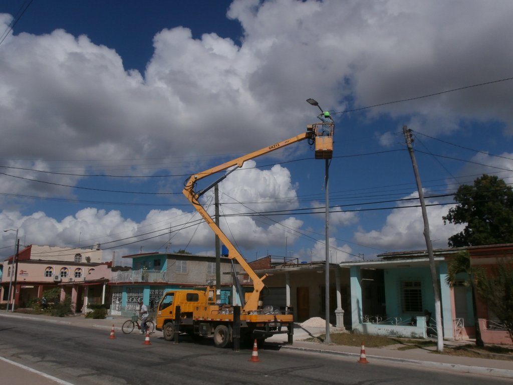 yunierSolerC's tweet photo. ✔💡🇨🇺 Nuevas lámparas de tecnología LED son instaladas para reanimar el alumbrado público en el tramo de la carretera central q atraviesa a la ciudad de #Florida en vísperas de su #Aniversario95 de constituida como Término Municipal este #15Dic #Florida95 @floridano100 https://t.co/UggxUZ882v