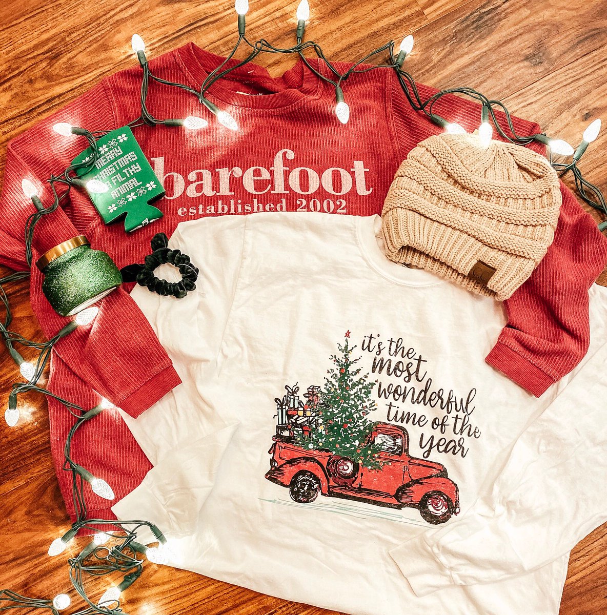 BarefootSville's tweet photo. Merry Christmas ya filthy animals! Here’s y’all a #barefootsixpack just in time for Christmas! You know what to do 🎄
🎅🏼Follow us
❄️Retweet 
🎄 Tag 2 friends 
Winner announced Friday! #shopbarefoot https://t.co/kc6d5wwvPT