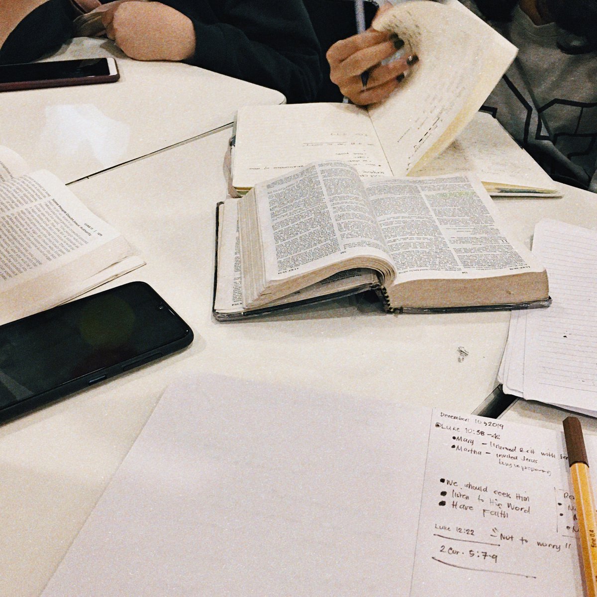 iloveyouweirdo's tweet photo. Stick with people who encourages you to have deeper relationship with the Lord.β€οΈ #MaryandMartha #closecell https://t.co/B02lgeIVi6