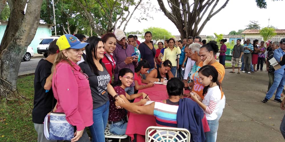 MariaVallenil15's tweet photo. #Hoy11Dic desde Monagas junto al @PartidoPSUV @yelitzePSUV_ seguimos Avanzando y Decretamos la Pq Las Cocuizas 100% Cartografíada para q nuestro Pueblo sea el Constructor del Plan de Desarrollo de nuestro Estado, orientación de nuestro Presidente @NicolasMaduro #PuebloEmpoderado https://t.co/2i2iOg2BEW