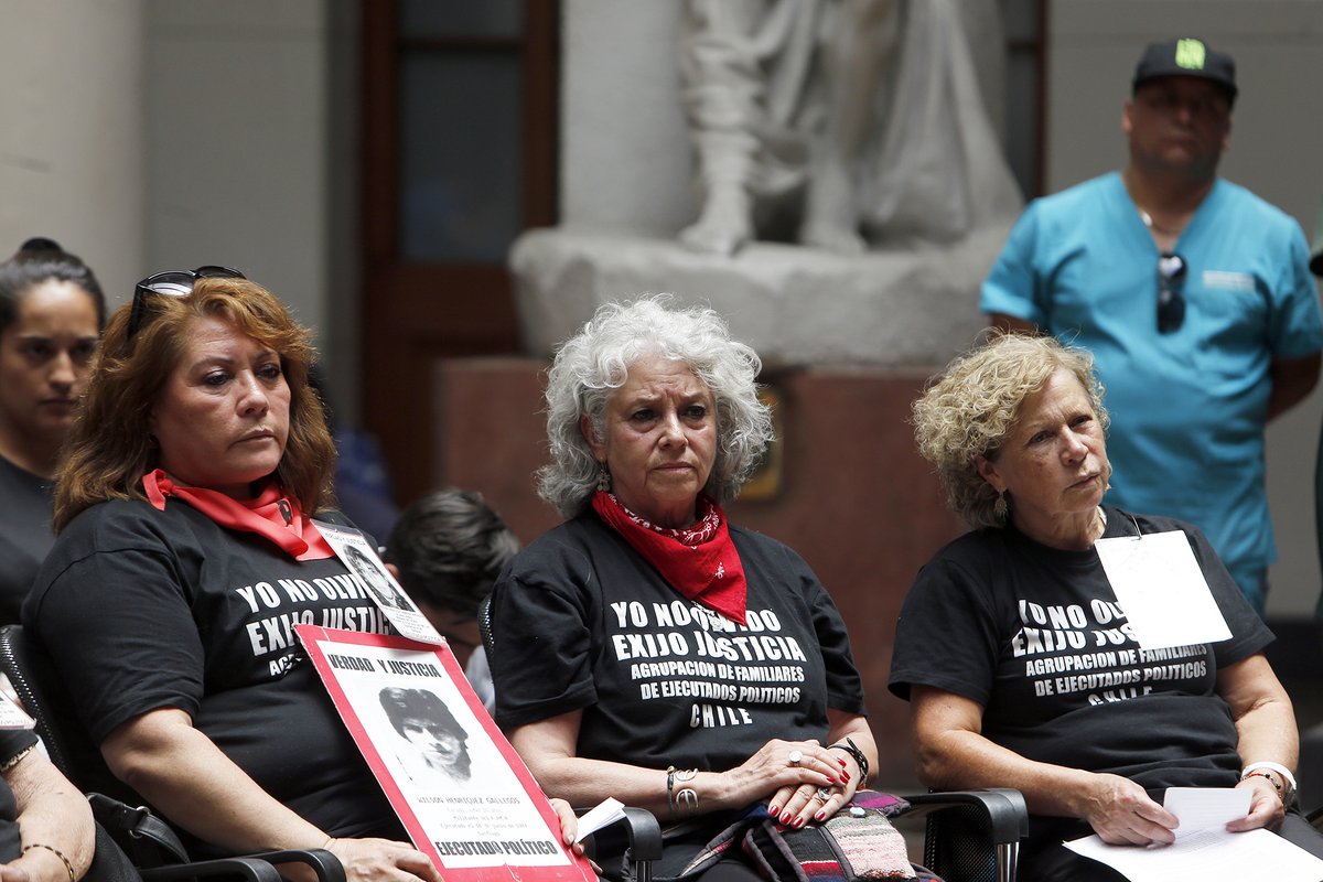 [VIDEO] En el #DiaDeLosDerechosHumanos, organizaciones de DD.HH. junto a la U. de Chile exigieron un nuevo Acuerdo por los Derechos Humanos y la creación de una comisión de verdad, justicia y reparación, entre otras medidas. Mira aquí el punto de prensa: facebook.com/uchile/videos/…