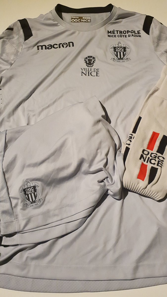 VafcRedDevils's tweet photo. Le septième lot mis en jeu lors de l’opération des Restos est un ensemble de l’OGC Nice ! #RestosDuCoeur #VAFC #VAFCREDDEVILS #J-10 #DesMaillotsPourLesRestos #OnCompteSurVous #Football #Valenciennes #StadeDuHainaut #Ligue2 #Nice #OGCNice #Ligue1 @VAFC @majormadj @Julien_Masson_ https://t.co/EzKG0g4pGf