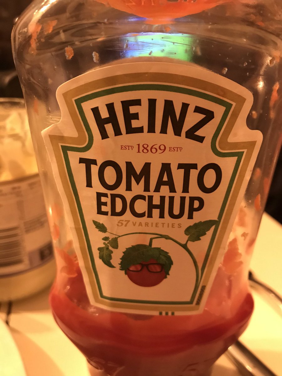 brrrrrrrrt's tweet photo. Dat zoโn fles al maanden in de koelkast en/of op tafel staat en dat je nu pas ziet dat er geen ketchup staat. En de tomaat een bril heeft. #edchup https://t.co/yIiCsJzvhY