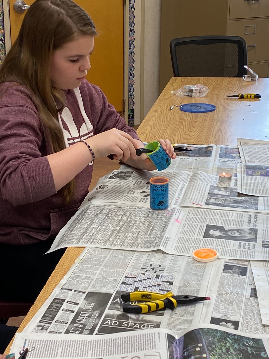 MsKMcIver's tweet photo. Learning how to tie knots for fishing and painting our own homemade/schoolmade fish hooks with @OutdoorEnviroEd #sciencetrek @WKCWolverines https://t.co/iyCqK6yBgQ