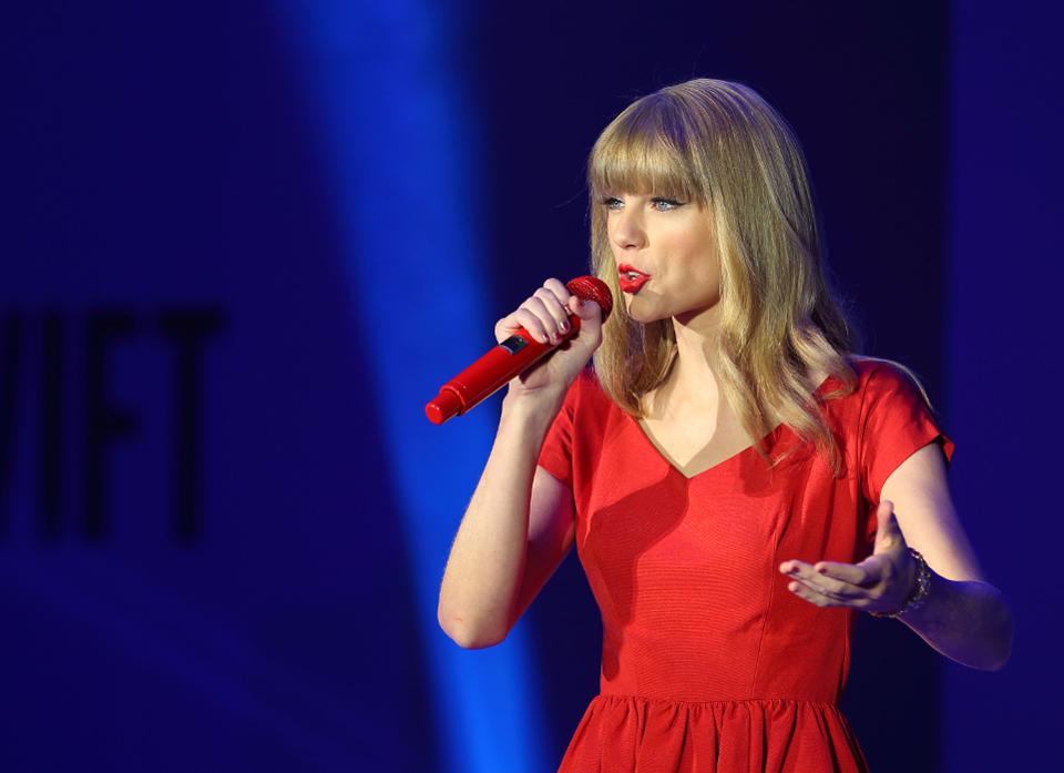 Forbes's tweet photo. Taylor Swift's latest Christmas music video provides 3 lessons business professionals should remember when they want to strengthen professional relationships https://t.co/ere31pTznJ https://t.co/wsvbFuogsQ