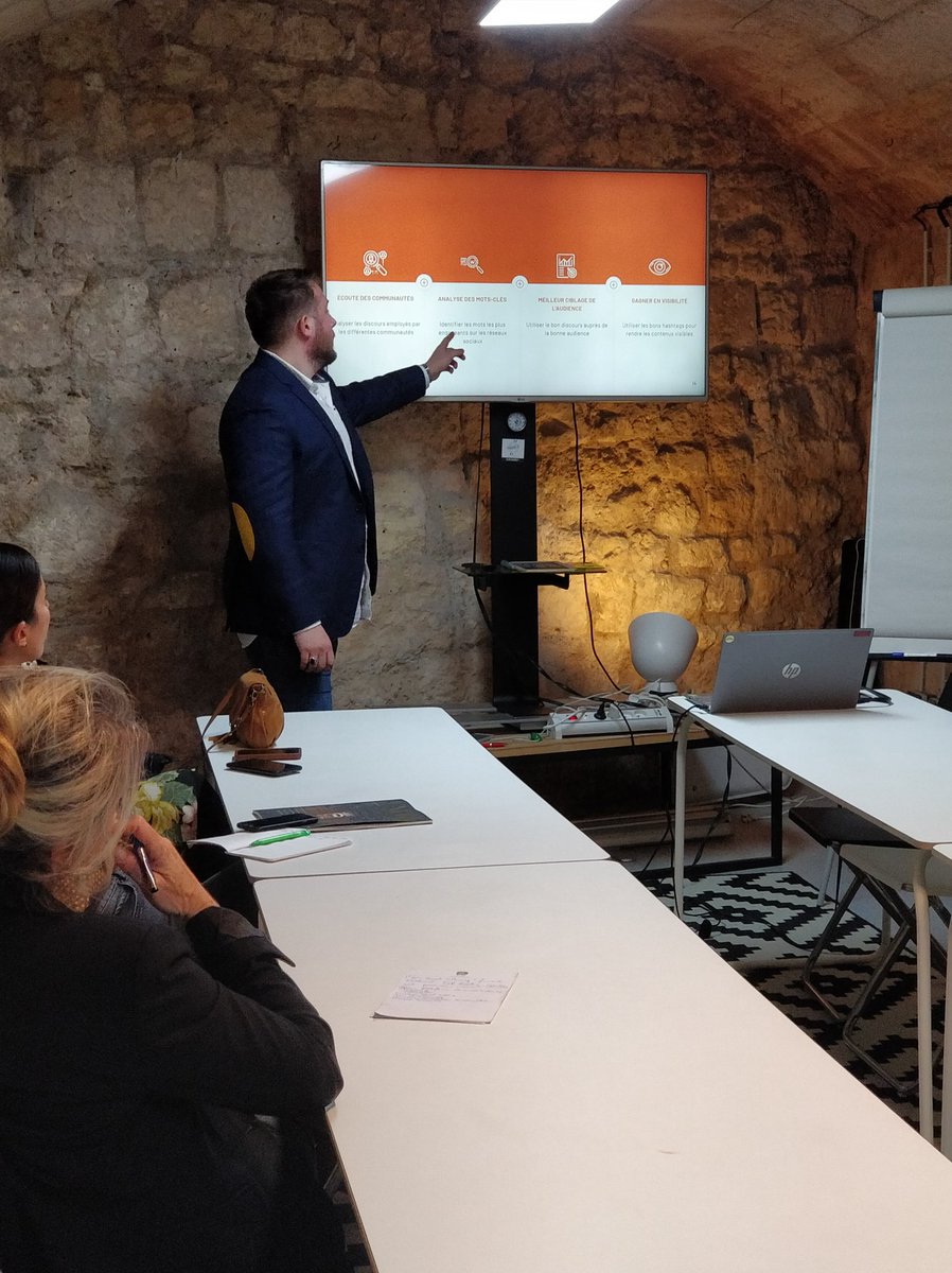 InfMetrics's tweet photo. Atelier 18/20 de l'@APACOMaquitaine au @WigiCoworking
Ce soir, nous mettons le #SocialListening au service des #RP 2.0
 #SocialMedia #InfluencerMarketing https://t.co/ylQY2Co8pP