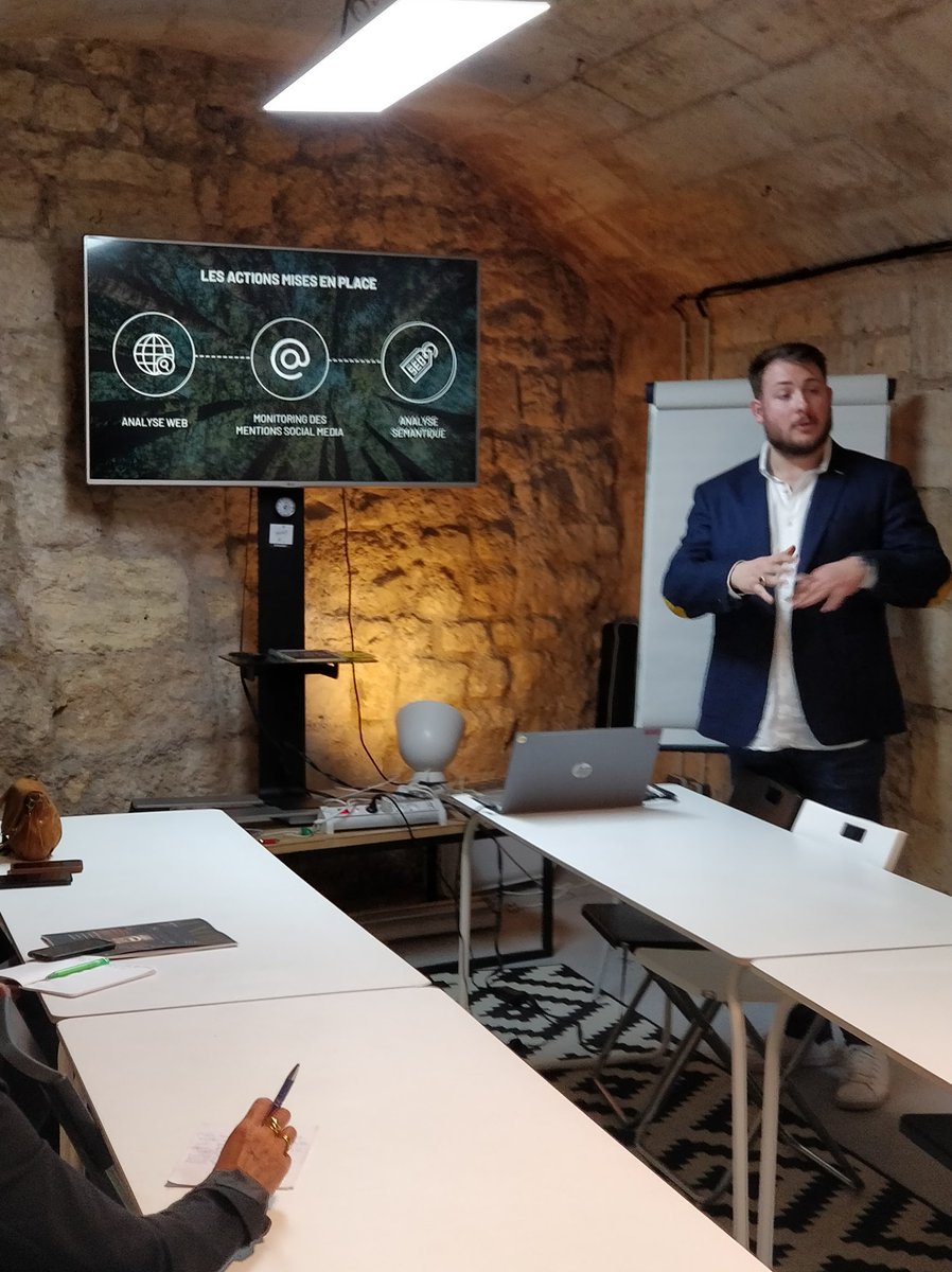 InfMetrics's tweet photo. Atelier 18/20 de l'@APACOMaquitaine au @WigiCoworking
Ce soir, nous mettons le #SocialListening au service des #RP 2.0
 #SocialMedia #InfluencerMarketing https://t.co/ylQY2Co8pP