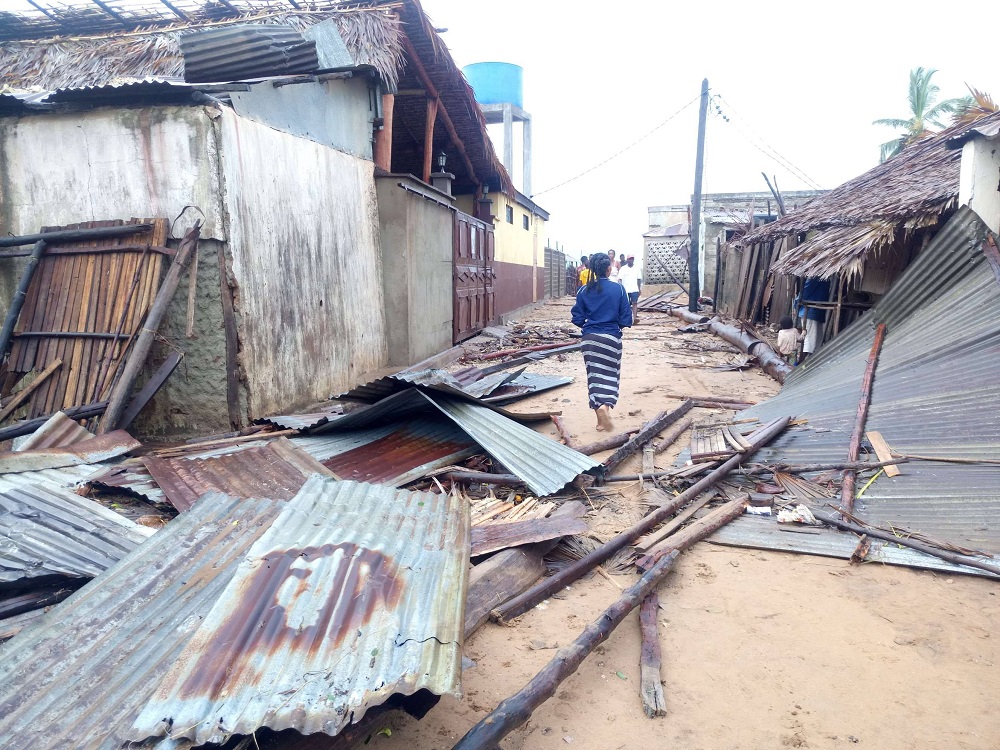 moustafdialodk2's tweet photo. Cyclone #Belna has forced over 1,400 people to flee their homes in Soalala district, #Madagascar
One of the focus of @MadaRedCross &amp; @IFRC is on getting emergency supplies, including shelter kits to those who need them most https://t.co/FPQDzhC5Ej