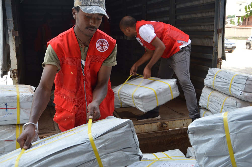 moustafdialodk2's tweet photo. Cyclone #Belna has forced over 1,400 people to flee their homes in Soalala district, #Madagascar
One of the focus of @MadaRedCross &amp; @IFRC is on getting emergency supplies, including shelter kits to those who need them most https://t.co/FPQDzhC5Ej