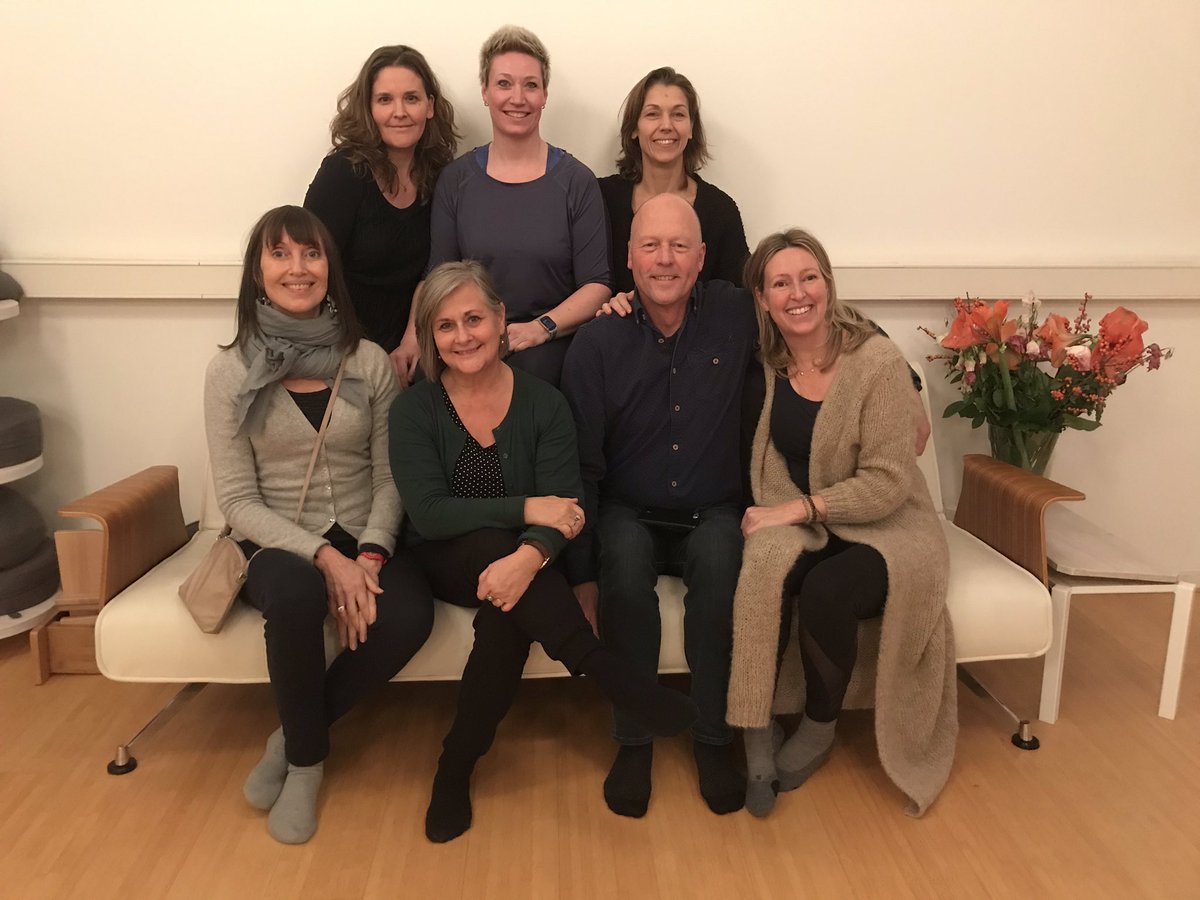 SusanBogels's tweet photo. De eerste mindful2work trainers zijn klaar met de opleiding! Mindful2work is een evidence-based programma van buiten actief bewegen, yoga en mindfulness voor werkgerelateerde stress en burnout #mindful2work #centrumvoormindfulness @estherdebruin https://t.co/Ka9FBSiWP7