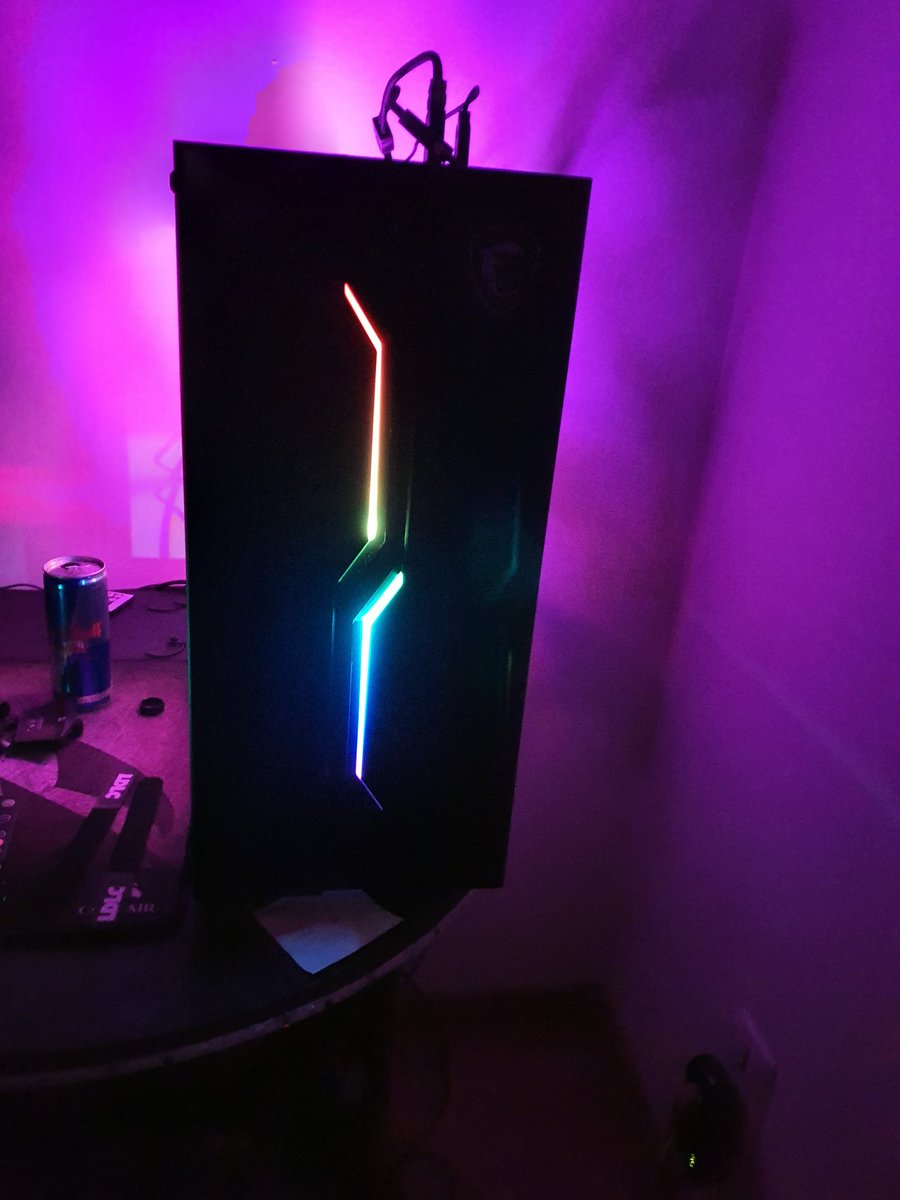 ImRedoz's tweet image. Tout premier pc monté moi-même.
Fière du résultat 🥰
