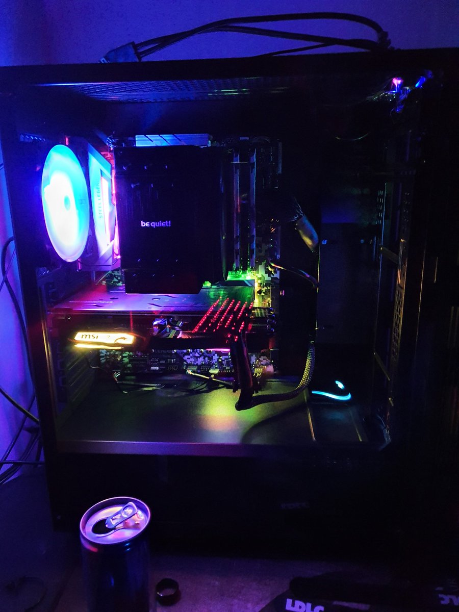 ImRedoz's tweet image. Tout premier pc monté moi-même.
Fière du résultat 🥰