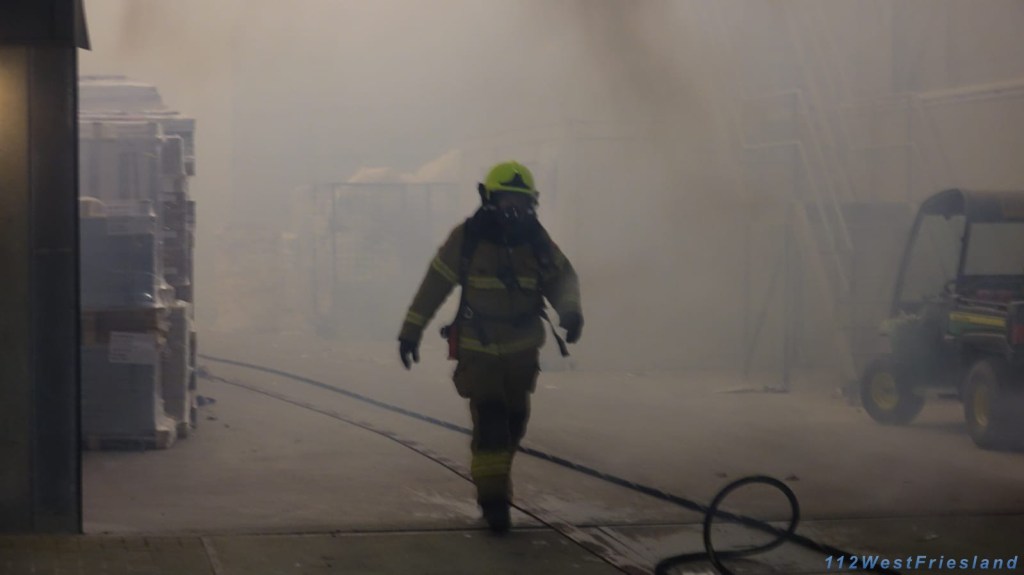 Veel rookontwikkeling bij brand recyclingbedrijf in Wognum..