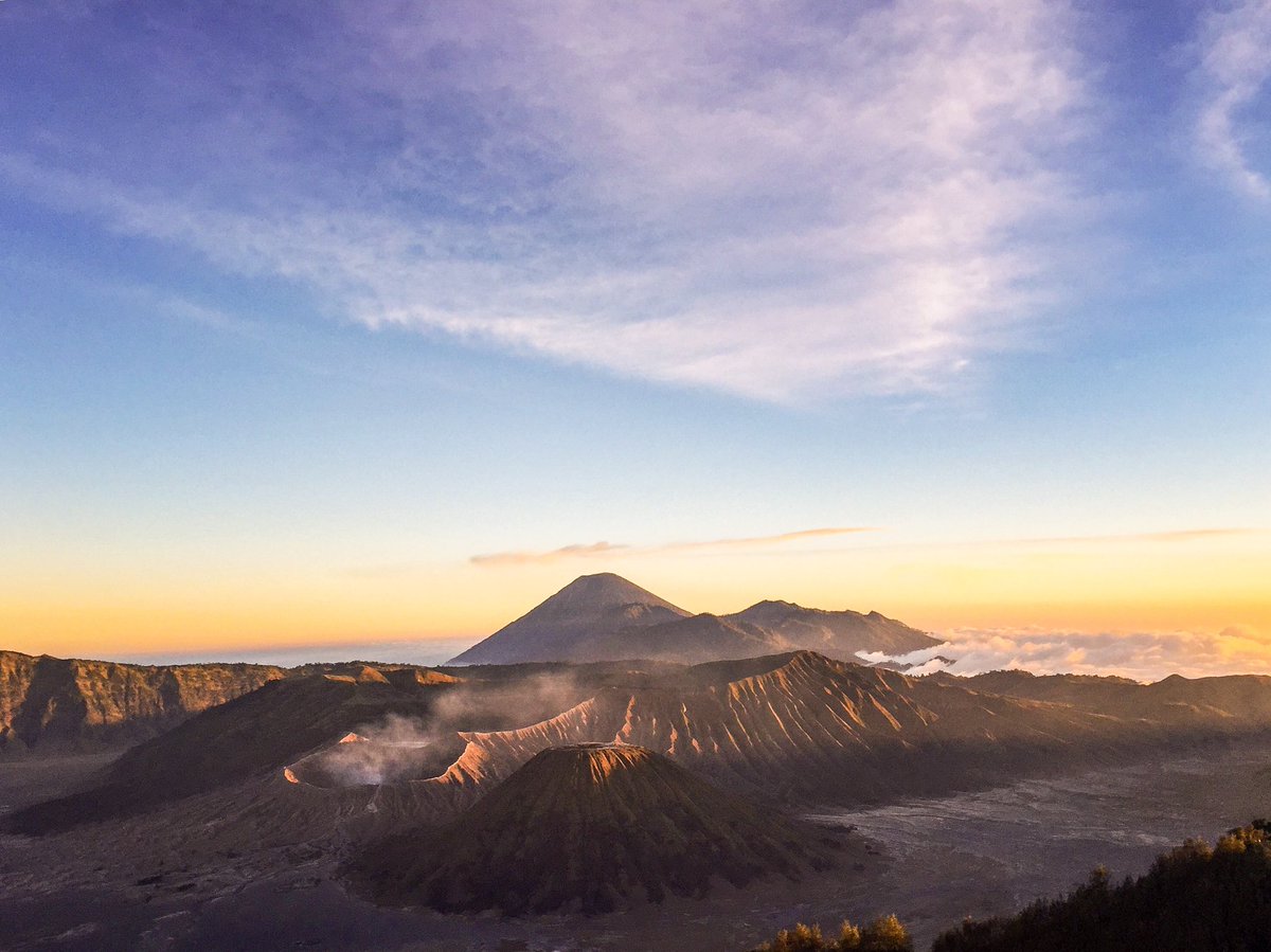 Elllebasi's tweet image. 11- INDONÉSIE: l’île de JAVA (temple de Borobodur, Volcan Bromo Penanjakan view point, mont Penanjakan, Yogyakarta (je me souviens plus de l’endroit exacte😭