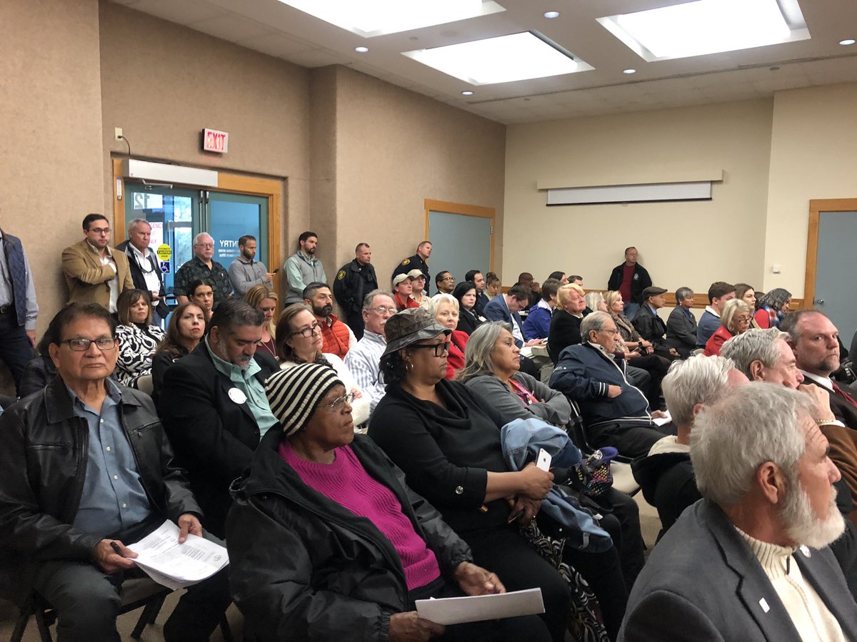 ShineCCtx's tweet photo. Packed house today at the city council meeting regarding the future of North Beach. #CorpusChristi https://t.co/NkBdZYuRXQ