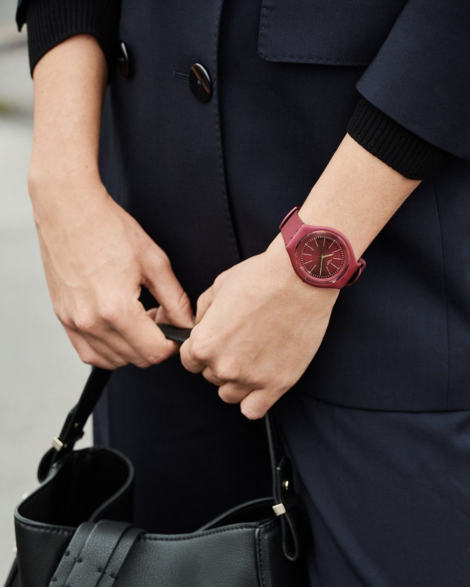 Elegancia discreta. SKINAVOLA hará de tu outfit algo espectacular. #SKINIrony bit.ly/2sio7BO