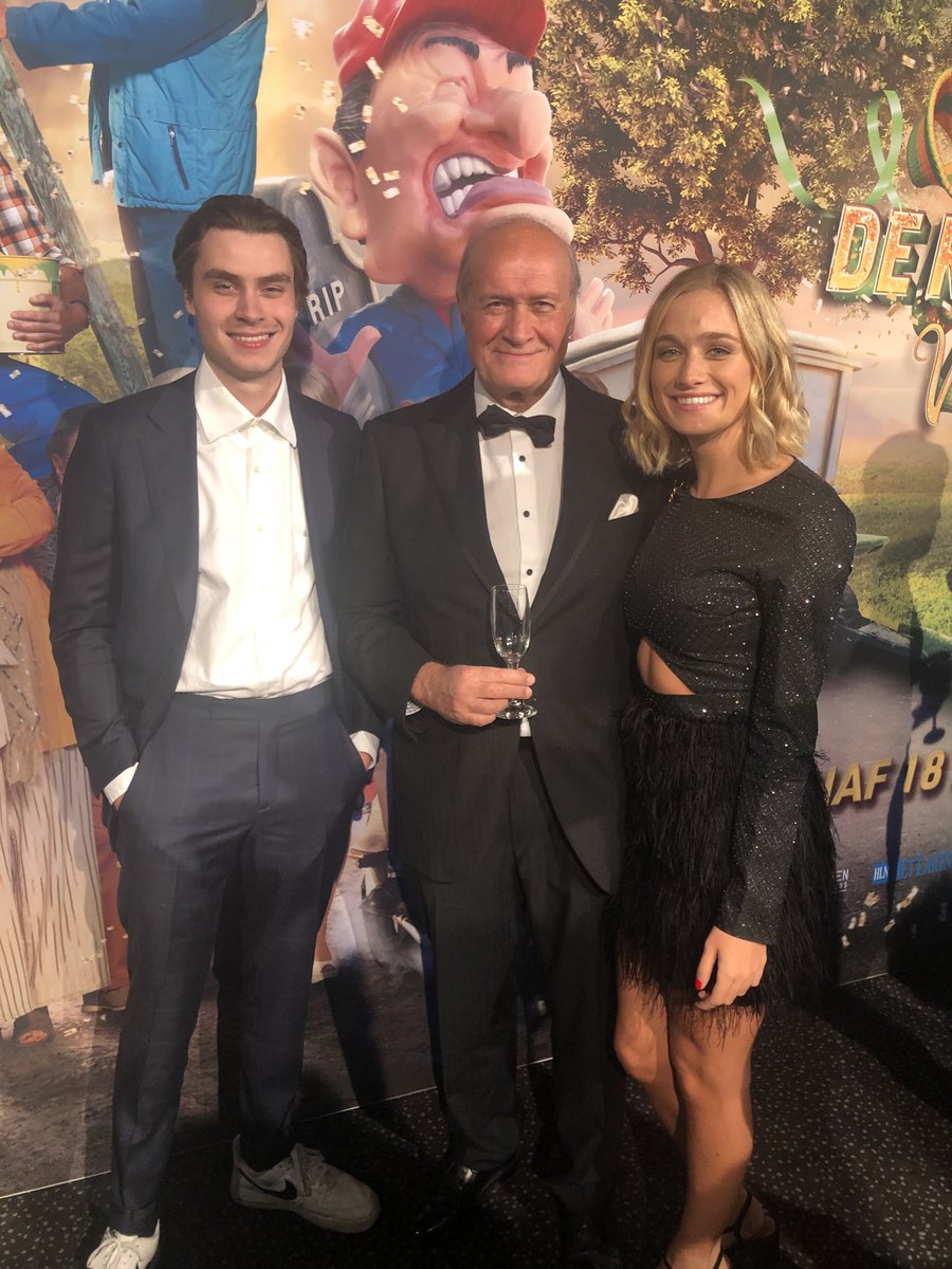 OeiJacques's tweet photo. Familiefoto’s #wereldpremiere #fcdk4 #VivaBoma #VivaDDT #Van7tot77 https://t.co/EMjFdLYt6y