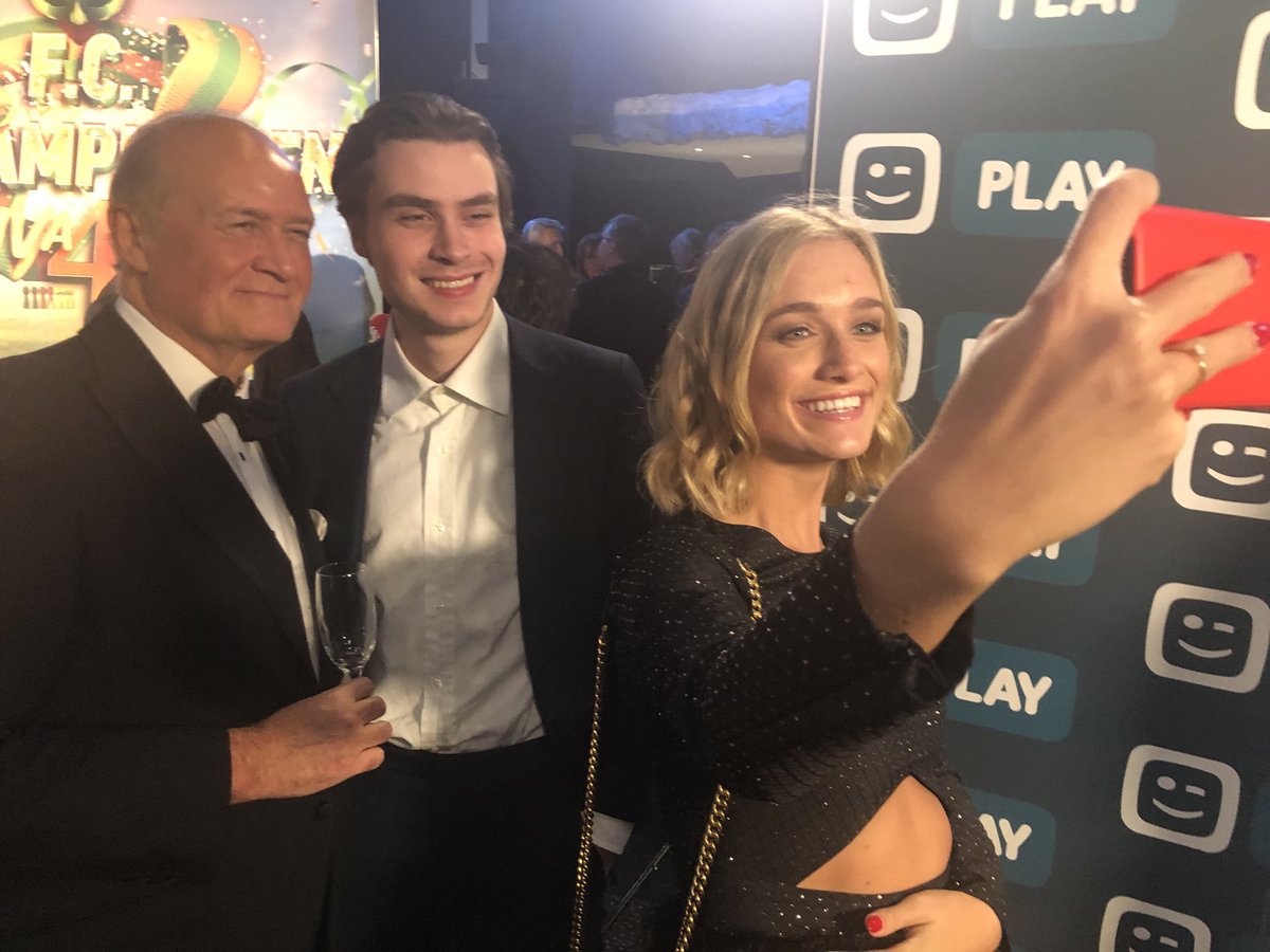 OeiJacques's tweet photo. Familiefoto’s #wereldpremiere #fcdk4 #VivaBoma #VivaDDT #Van7tot77 https://t.co/EMjFdLYt6y