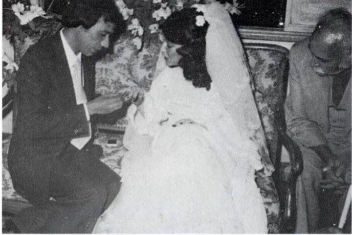 naifalrashidi's tweet photo. .
كان الشاعر المصري الراحل أمل دنقل فقيراً ، لايملك من الدنيا سوى شِعره ، بينما كانت عبلة الرويني من أسرية ثرية.. صارحها يوماً :

#دنقل : إنني لن أستطيع الزواج بك .
#عبلة : سنتزوج !
#دنقل : ستشقين معي ، فأنا لاأملك قوت يومي .
#عبلة : سأشقى بدونك ، وأنا أملك قوت غدي 

وتزوجا :) https://t.co/2PXE4G3uRh