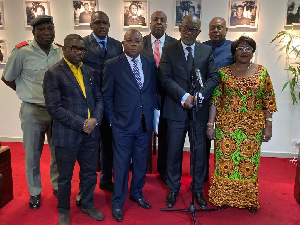 Cartesien243's tweet photo. Après la visite de nos compatriotes en détresse ds les îlots du pool Malebo sur le fleuve Congo,lors d’1 réunion présidée par le PM ce 11/12/19,ns avons plaidé et obtenu le principe de leur délocalisation.Avec les collègues,ns allons chercher où les caser à partir de ce 11/12/19. https://t.co/Fso5A3KpBU