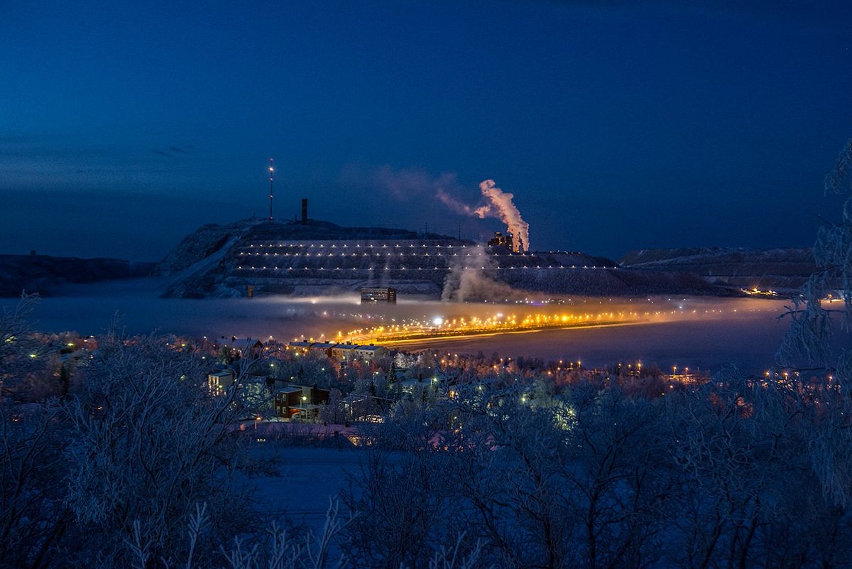 kirunabilder's tweet photo. Polarnatten har kommit till Kiruna stad. Nu får vi vänta till en bit in i januari innan vi ser solen igen.

#polarnatt #Kiruna #kaamos https://t.co/tcdGKk3WK1