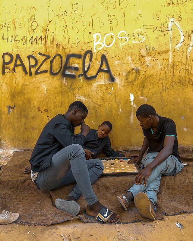 EverydayAfrica's tweet photo. A group of friends chilling  playing checkers .
•
Photo: Daouda Corera - @dcoreraphotography •
#friends #checkers #shotoniphone #everydaynouakchott #everydayafrica #nouakchott #mauritania #dcoreraphotography https://t.co/27bmNYqezP