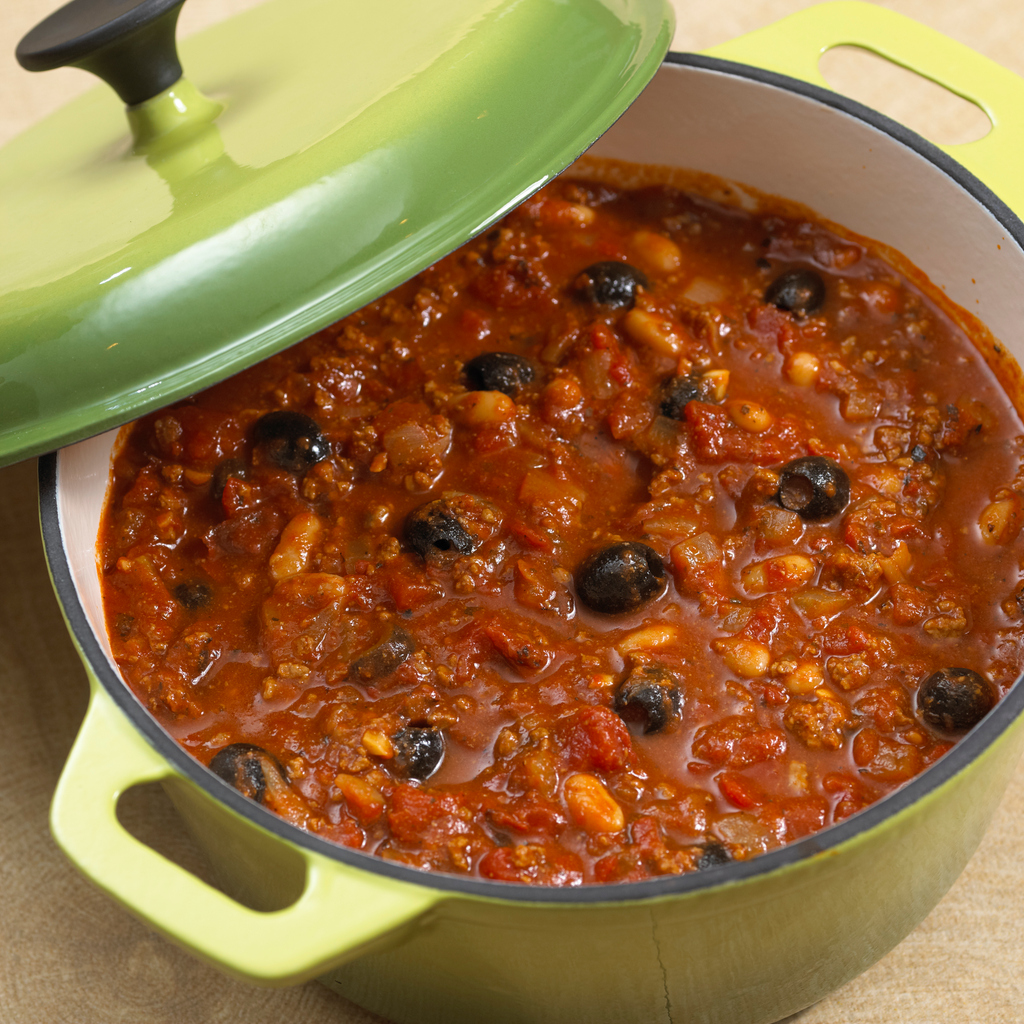 The weather outside is frightful, but your dinner doesn’t have to be! Keep warm and make a delicious pot of Smoky Beef Chili with Apple Cider and California Ripe Olives tonight. calolive.org/recipes/smoky-…