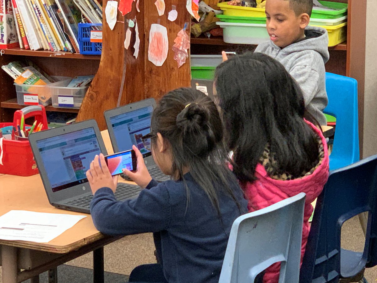 HighlineSchools's tweet photo. It's #HourOfCode week with @codeorg! White Center Heights is joining in the fun by hosting Hour of Code events all week long. #HighlineCodes https://t.co/sDGW7Av3LG