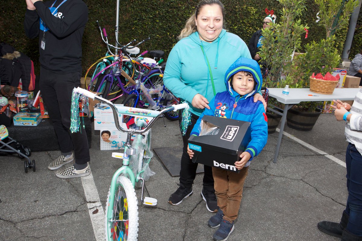 ChildrensInstLA's tweet photo. We had a great time at our #PowerofWellness event celebrating #Gratitude on Saturday. Families enjoyed fun activities and learning about #community resources. Thanks to our staff, volunteers and partners @LACDMH, @Wellchildorg, Partners for Children South L.A., and @WattsLeaders. https://t.co/dv8n7PSm24