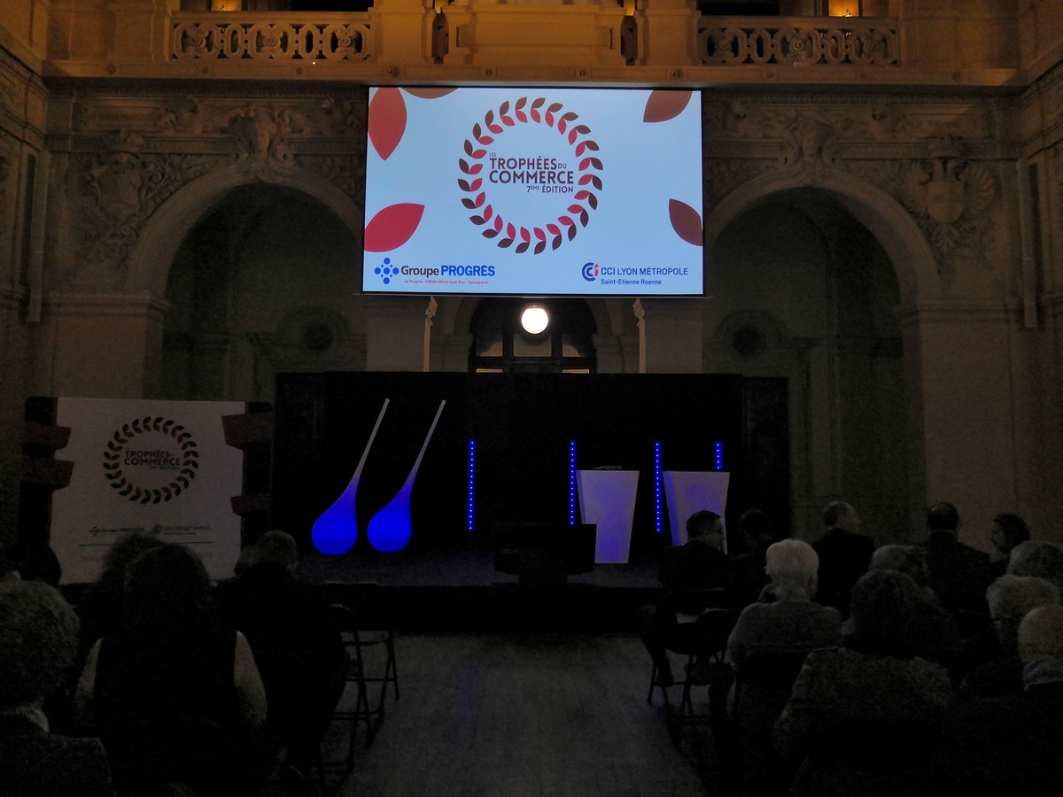 TD_com19's tweet photo. Bienvenue à cette 7ème édition des Trophées du Commerce !
Un événement organisé par Le Groupe Progrès et la CCI Lyon Métropole Saint-Étienne Roanne.
#tropheesducommerce2019 https://t.co/AnRpInAPqI