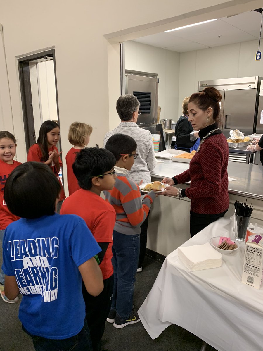 Katiechong3rd's tweet photo. Serving lunch part 2 @LindseyElem @CounselorSharp https://t.co/mhctlL7vN7