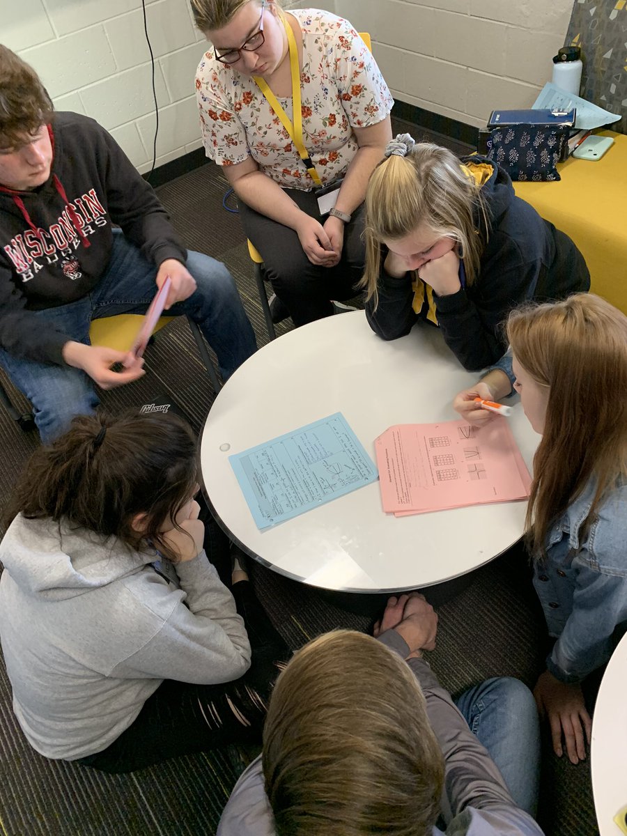 Lisa_Anzalone's tweet photo. Squeezing in a speedy tutorial with a few minutes left in AVID 11 today! #EAHSGO #maximizingtime @AVID_Elks https://t.co/c3OWwff3Ss