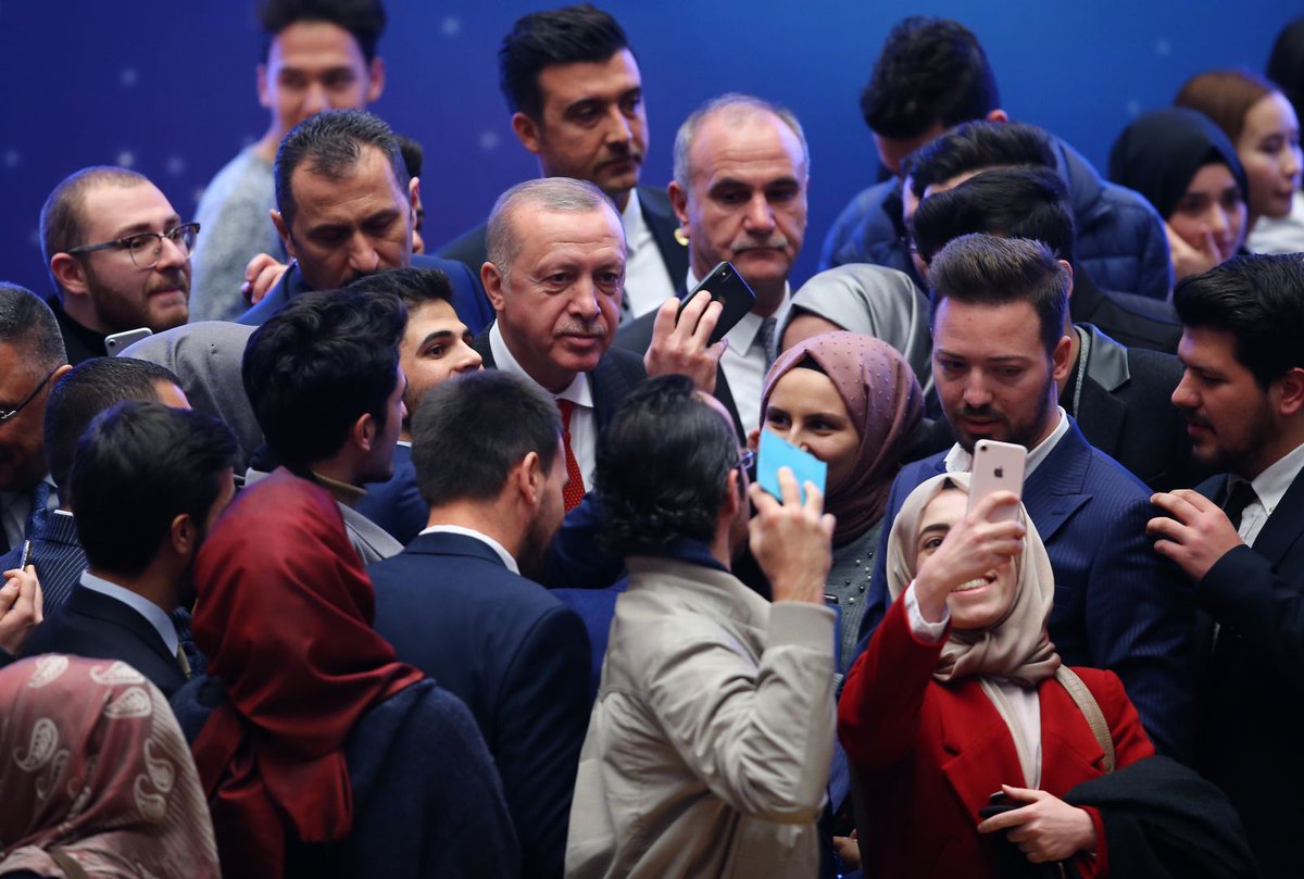 OmuDedikodu's tweet photo. 📣 Cumhurbaşkanı Tayyip Erdoğan'dan öğrenim kredisi açıklaması; 
"Bütçe müzakerelerinden sonra KYK borçlarını masaya yatıracağız ve öğrencilerimizin lehine olacak bir adım atacağız." https://t.co/GcKVwda77i